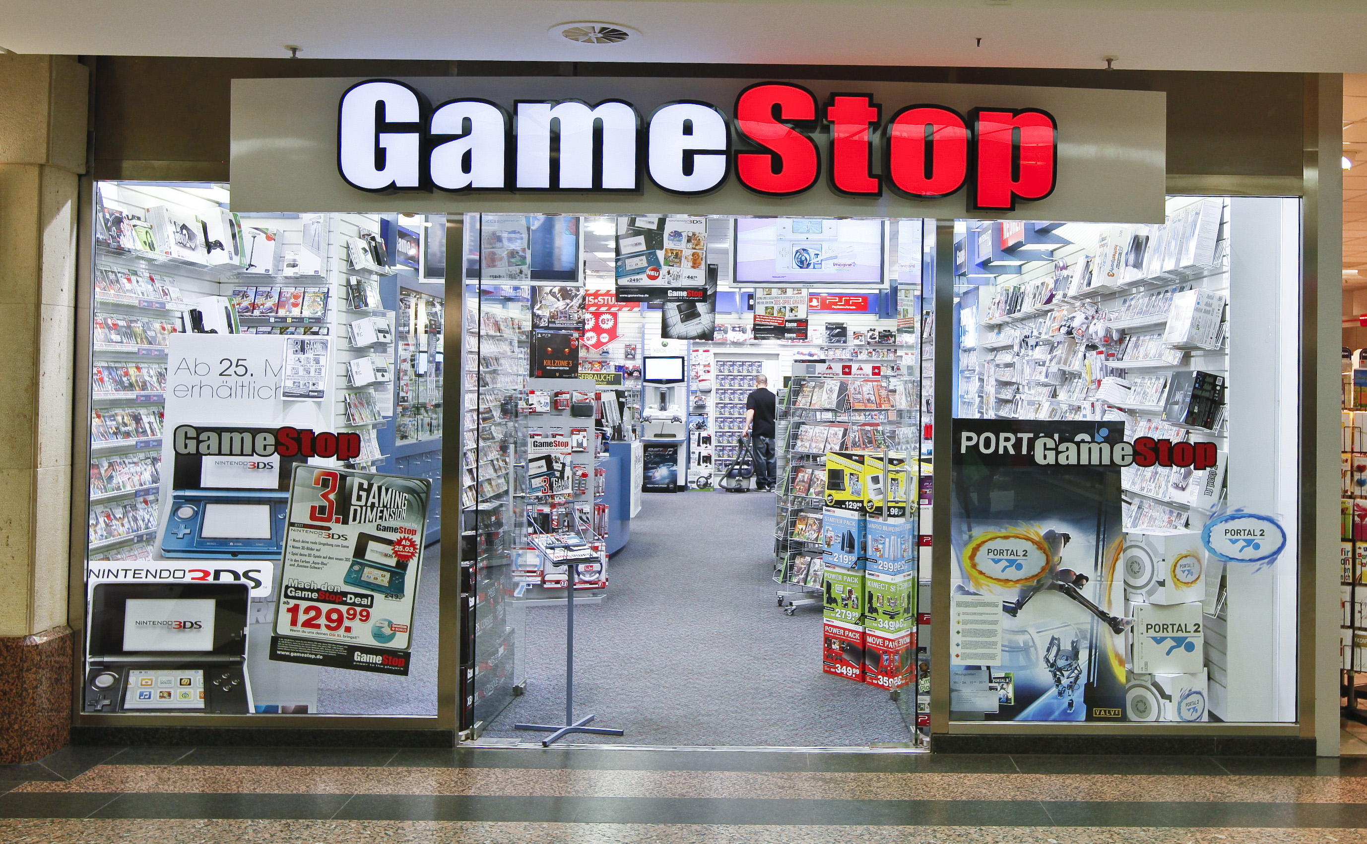 Gamestop Computer Box Nintendo-Difference